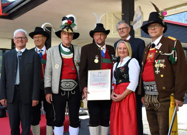 Ehrungen im Rahmen des Bataillonsfests mit Ehrengästen. | Foto: Roswitha Wörgötter
