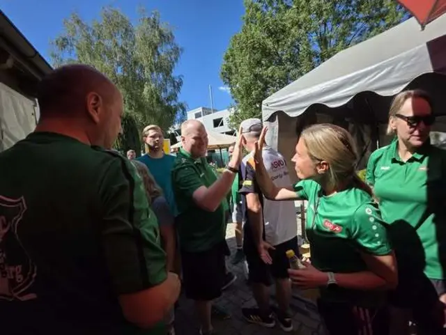 Damen und Herrenmannschaft gratulieren sich gegenseitig