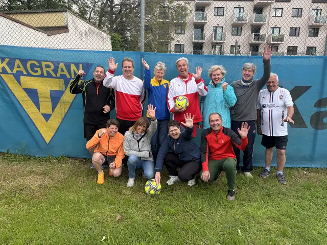 Die "Walking Football"-Mannschaft des TV Kagran trifft auf den WF Korneuburg. | Foto: Wolfgang Ilkerl