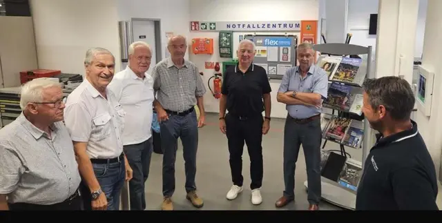 Roman Lobner lud ehemalige Ausbilder und Geschäftsführer zum Jubiläum ins Flex-Ausbildungszentrum. | Foto: Privat