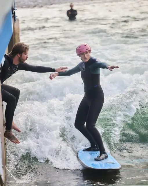 Erna Berger auf der Riverwave in Ebensee, begleitet von Trainer Max Bergmann. | Foto: Eva Wöckl