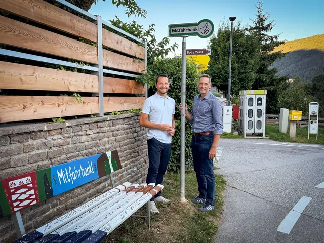 Die Initiatoren GR Clemens Mair (r.) und Vizebgm. Manfred Witsch beim neuen Mitfahrbankl in Tschaffines, das vom Stubaier Bauerntheater gestaltet wurde. | Foto: Marktgemeinde Fulpmes