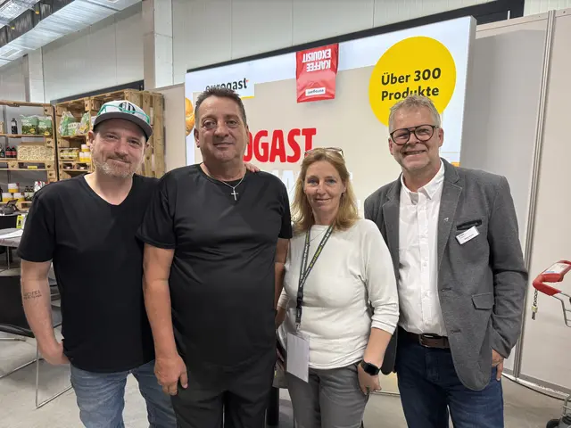 Gebhard Riml (Grissemann) unterstützte Küchenchef Stefan Wieser und die Restaurantleiter Claudia und Reinhard Zangerle von den Bergbahnen See bei der Wintereindeckung. | Foto: Grissemann Gesellschaft m.b.H. 