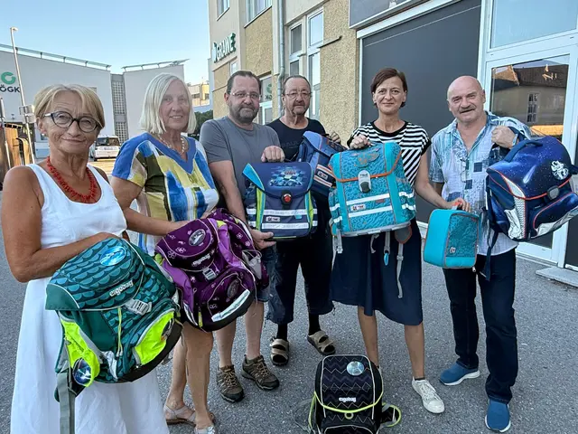 Sabine Schatz, Vorsitzende der Volkshilfe Perg (zweite von rechts) und ihre Vorstandskolleginnen und -kollegen mit Schultaschen, die auf neue Besitzerinnen und Besitzer warten. | Foto: VH OÖ