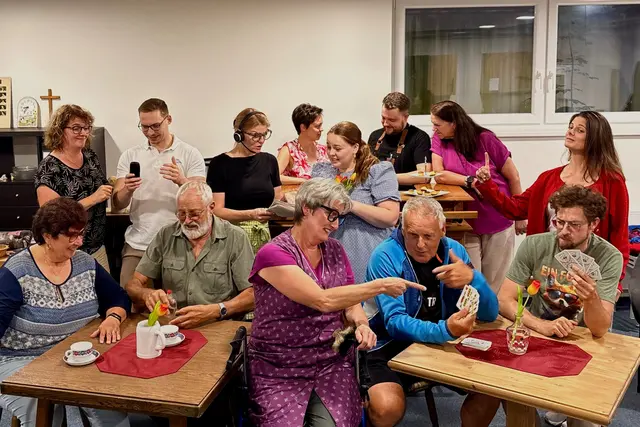 Das große Ensemble, die Autorin und die Regisseurin der turbulenten Komödie „Bienenstich mit Puderzucker“ freuen sich auf die Premiere am 1. Oktober   | Foto: Heimatbühne Kirchdorf