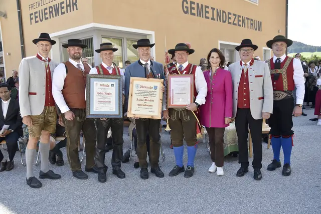 V. li.: Landeskapellmeister Roman Gruber, Kapellmeister Patrick Gappmaier, Peter Stiegler, Bürgermeister Klaus Drießler, Hans Lanschützer, Landeshauptfrau Karoline Edtstadler, Blasmusik-Bezirksobmann Karl Macheiner und Bezirkskapellmeister Günther Binggl. | Foto: Land Salzburg/Neumayr/Holitzky