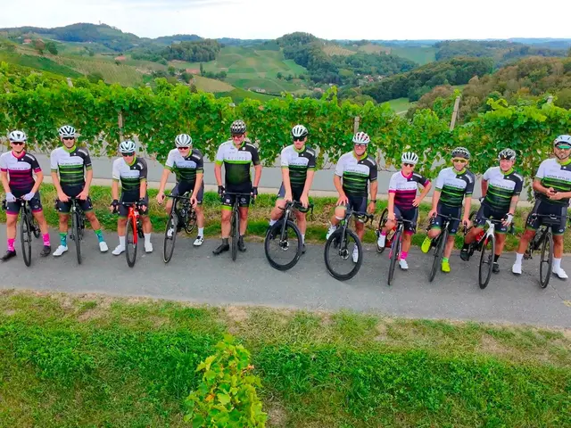 Der harte Kern der Weinblattler fuhr die erste Etappe der  "Tour of Austria" ab. | Foto: Weinblattler