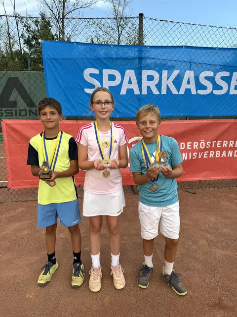 Raphael Tupy, Landesmeisterin Hanna Pucher und Vize-Landesmeister Constantin „Consti“ Geiger (von links) feierten in Bad Erlach große Erfolge. | Foto: Pokorny