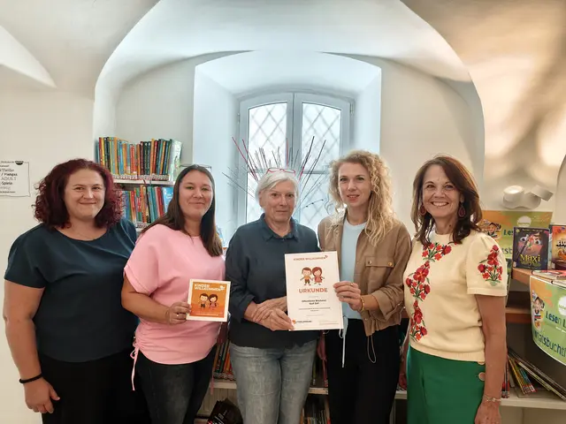 V.l.: Sandra Binder, Barbara Hofer und Friederike Ruhaltinger von der Bücherei Bad Zell mit Familienbund-Präsidentin Johanna Jachs und Ursula Liebmann, Geschäftsführerin des Büchereiverbandes Österreich. | Foto: Familienbund OÖ