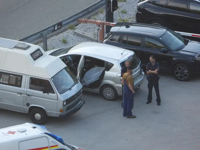Die leblose Persone wurde in diesem Fahrzeug entdeckt.  | Foto: ZOOM-Tirol