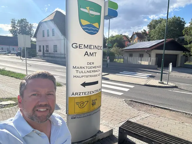 Der Bürgermeister von Tullnerbach, Paul Porteder, vor dem neuen Zebrastreifen beim Gemeindeamt. | Foto: VP Tullnerbach