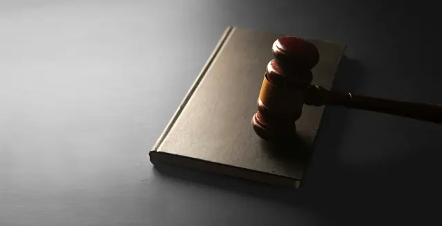 Mils bei Imst zieht wegen der Mitfinanzierung zusätzlicher Kinderbetreuung vor das Landesverwaltungsgericht Tirol. | Foto: unsplash / Sasun Bughdaryan