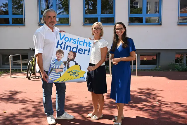 Vorsicht, Kinder! Bildungsstadtrat Josef Bernreiter, Direktorin Susanne Braun und Bürgermeisterin Jasmin Klemmer-Schlögl stehen hinter der "Schutzengel"-Aktion. | Foto: Stadtgemeinde Purkersdorf