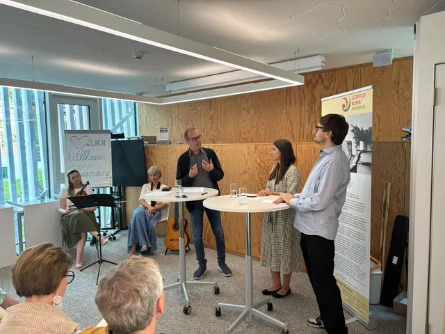 Die Podiumsdiskussion mit Ewald Hiebl (l.), Julia Wörndl-Brandweiner und Fabian Burstein bot unterschiedliche Zugänge zum Thema und machte die Vielfalt regionaler Kulturarbeit sichtbar. | Foto: Tauriska