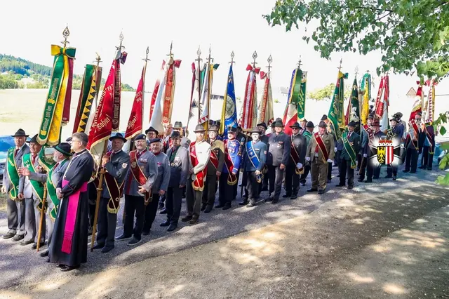 Die Fahnendelegationen beim Einzug in die Ägidikirche. | Foto: Karin Schwarz / Kameradschaftsbund Stadtverband Gallneukirchen