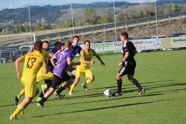 Kein Sieger im Duell Union Mitterkirchen (Violett) gegen Union Saxen (Gelb). | Foto: MeinBezirk Perg/Köck
