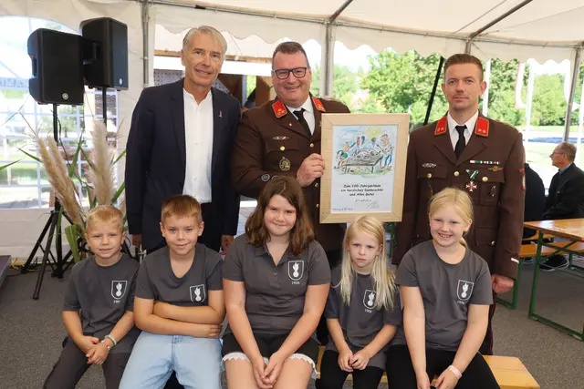 Der Feuerwehrnachwuchs mit Bürgermeister Johann Winkelmaier, Kommandant Marcus Gordisch und Stellvertreter Gernot Neubauer (v. l.)