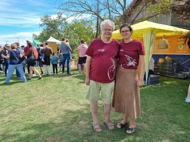 Gerhard Zoubek, Gründer von Adamah, mit seiner Tochter Elisabeth Zoubek beim Hoffest. | Foto: Elisabeth Bendl
