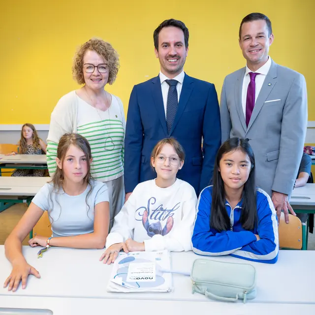 Bildungslandesrätin Christiane Teschl-Hofmeister, Bildungsminister Christoph Wiederkehr und der NÖ Bildungsdirektor Karl Fritthum mit Sofia, Isabella und Thi. | Foto: NLK Khittl