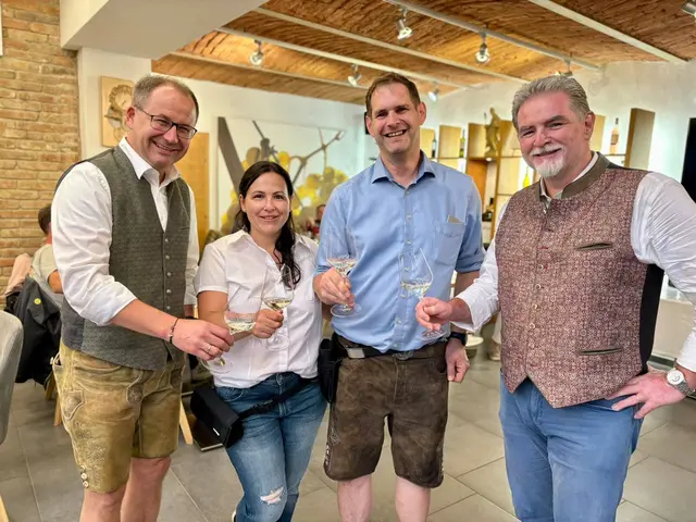 Auch beim Weingut Blaha kehrten Bürgermeister Christian Krottendorfer und Gemeinderat Peter Hüttl ein. | Foto: Markus Kahrer