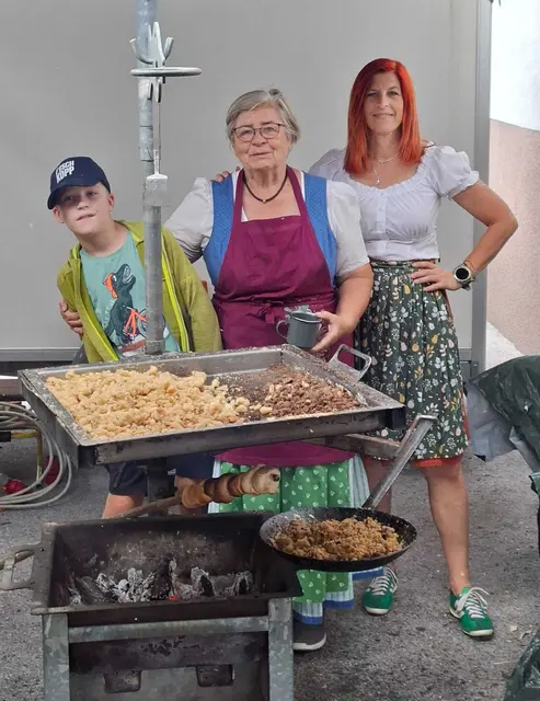 Sterzköchin Helga Traxler mit ihren Helferleins | Foto: Franz Johannes Mayer