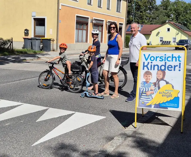 Paul, David und Martina Schrittwieser mit Elisabeth Zuser und Martin Leonhardsberger bei der Radwegquerung Bahnhofstraße. | Foto: Stadt Mank