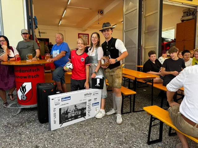 Strahlende Gesichter mit dem Hauptpreis der Tombola. Wir gratulieren. | Foto: FF TuTsch