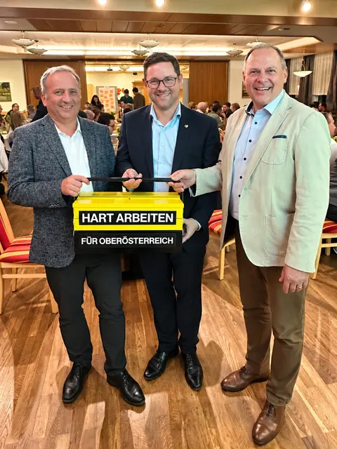 OÖVP-Landesgeschäftsführer Florian Hiegelsberger (M.) mit den ÖVP-Spitzenfunktionären aus Urfahr-Umgebung, NAbg. und Bezirksparteiobmann Michael Hammer (l.) sowie LAbg. Josef Rathgeb.  | Foto: ÖVP