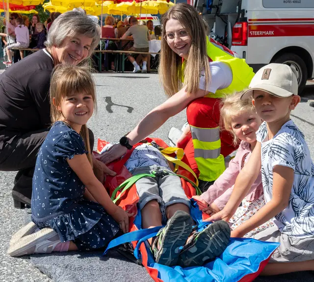 Bei spannenden Programmpunkten erhielten Groß und Klein Einblicke in die Tätigkeit der ehrenamtlichen Mitarbeiterinnen und Mitarbeiter.  | Foto: Martin Baumegger/Hammer Photography