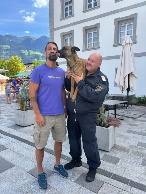 Für Gerhard Hauser gab's vonseiten der Polizeihundestaffel Zärtlichkeiten.  | Foto: privat