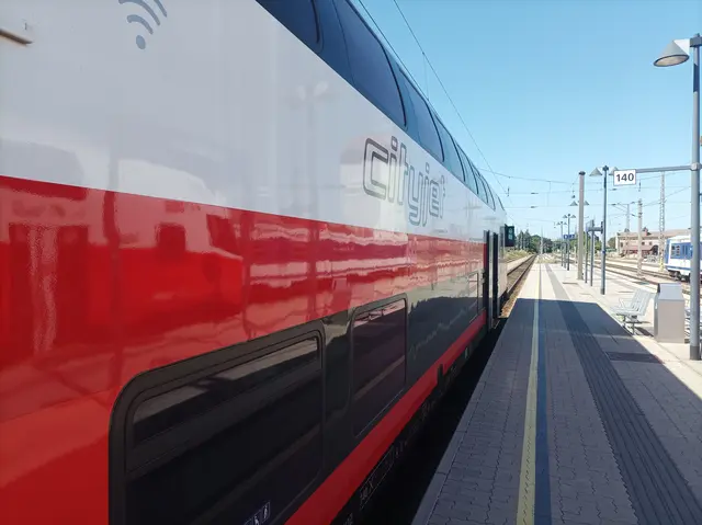 Warten bei Kälte: Bei nur neun Grad harrte Martin Maurer am Bahnsteig aus. | Foto: arbes