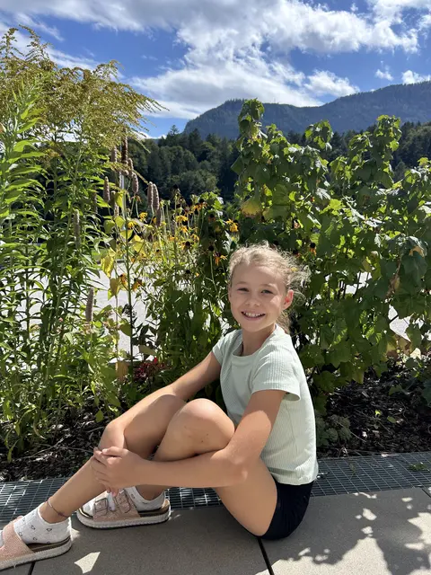 Die Zehnjährige Holly Watts aus St. Florian am Inn überzeugte die Jury mit ihrer Zeichnung, die ihre Vertrautheit mit dem Altstoffsammelzentrum und ihre Freude am Mülltrennen eindrucksvoll darstellt.  | Foto: Familie Watts