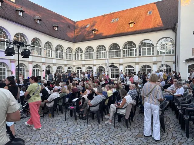 Volles Haus im Schlosshof von Katzelsdorf. | Foto: Schauer