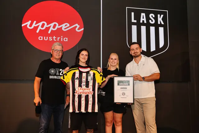 Klubsekretär Gernot Fellinger, die "Kurvenqueens" Angelina Höller, Natalie Kaltenberg und LASK-Geschäftsführer Mergim Bresilla. | Foto: MeinBezirk/Benjamin Reischl