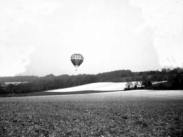 Ein Ballon aus Regenmänteln, vier Menschen an Bord und eine Grenze unter ihnen: In der Nacht zum 7. September 1983 hob Róbert Hutyra mit seiner Familie ab, um den Eisernen Vorhang nach Niederösterreich zu überqueren.  | Foto: David E. Lucas (Symbolbild)