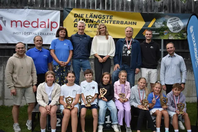 Alle Gesamtstadtmeister v.l. sitzend: Anna Gritsch, Heidi Kröll, David Mayr, Lara Schranz, Lea Wladner, Anna Schmid, Hanna Pall, Gabriel Linser, v.l. stehend: VB Thomas Schatz, Hannes Klingenschmid, Obfrau Angelika Linser, AK 1 Sieger Dr. Stefan Reisinger, Allg Kl. Siegerin Lea Zoller, AK II Sieger Norbert Schatz, Allg Kl Sieger Josua Haueis und VB Marco Seelos. | Foto: WSV Imst