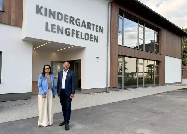 Der neue Kindergarten in Bergheim bietet Platz für acht Gruppen. Im Bild: Vizebürgermeisterin Claudia Haslauer und Bürgermeister Robert Bukovc. | Foto: Gemeinde Bergheim