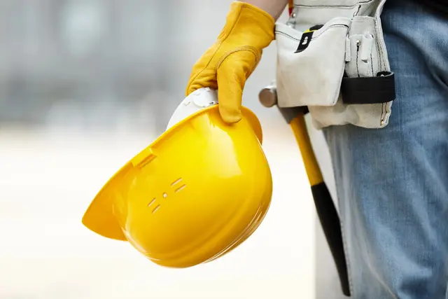 Arbeitsunfall in Stafflach: Ein 51-jähriger Mitarbeiter wurde von einem Zug erfasst und dabei schwer verletzt. | Foto: smarterpix (Symbolbild)