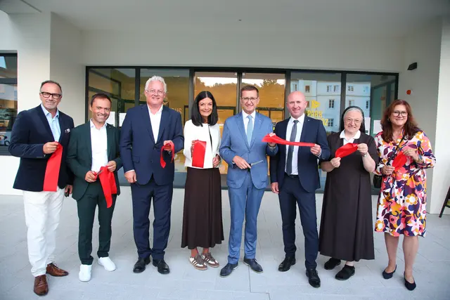 Von links: Günter Pröller, Christian Großpötzl, Markus Fahrner, Kathrin Kühtreiber-Leitner, Wirtschafts-Landesrat Markus Achleitner, David Allerstorfer, Sr. Margret, Sabine Engleitner-Neu. | Foto: Max Kastner