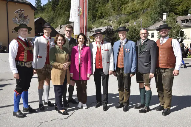25 Jahre Musikverein Thomatal und Bezirksmusikfest in Thomatal. Im Bild von links nach rechts: Bezirkskapellmeister Günther Binggl, Landeskapellmeister Roman Gruber, Bezirkshauptfrau Michaela Rohrmoser, Landesrat Maximilian Aigner, Landeshauptfrau Karoline Edtstadler, Karl Macheiner (Bezirksobmann Lungauer Blasmusikverband), Klaus Drießler (Bürgermeister und Obmann Musikverein Thomatal), LAbg. Markus Schaflechner,  Patrick Gappmaier (Kapellmeister Musikverein Thomatal). (5.9.2026) | Foto: Land Salzburg/Neumayr/Holitzky
