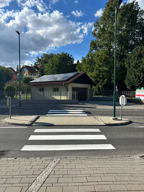 Sicheres Überqueren der Straße ermöglicht durch den neuen Schutzweg. | Foto: VP Tullnerbach