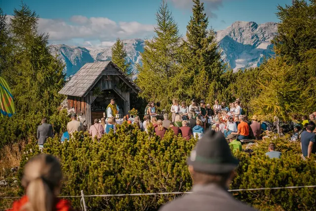 Das Bergevent startete bei traumhafter Aussicht mit einer Bergmesse am Schafkogelsee. | Foto: Hausi Flo