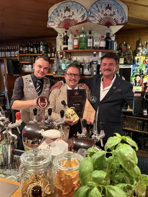 Siegerehrung v. li.: Vizepräsident Dominik Wolf, Sascha Riepl, Präsident Stefan Haneder. | Foto: Austrian Bartenders Guild