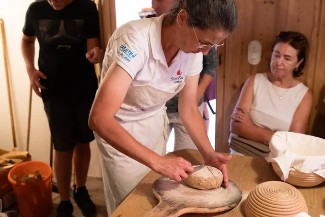 Beim Schaubrotbacken konnten Erwachsene und Kinder zusehen. | Foto: Hans Guggenberger