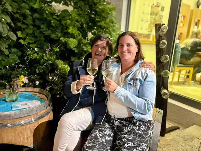 Judith Grafinger und Karin Krottendorfer-Stift hatten im Weingut Berger sichtlich Spaß. | Foto: Markus Kahrer