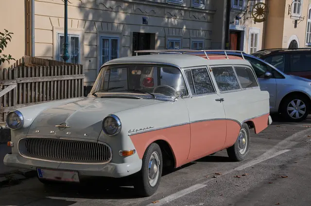 Ein Stück Automobilgeschichte auf vier Rädern: Dieser Opel Olympia Rekord aus den späten 1950er-Jahren ist noch immer unterwegs. | Foto: Hannelore Tiller