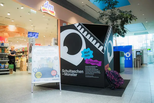 Die Abgabestelle "Schoolbag-Monster" im Einkaufszentrum. | Foto: Forum 1