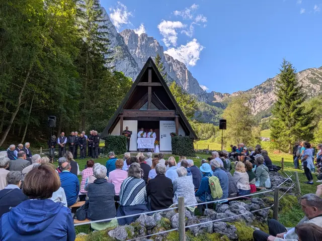 Sehr viele Berg- und Naturfreunde nahmen an der stimmungsvollen Gedenkfeier für die Bergtoten im Wilden Kaiser teil 