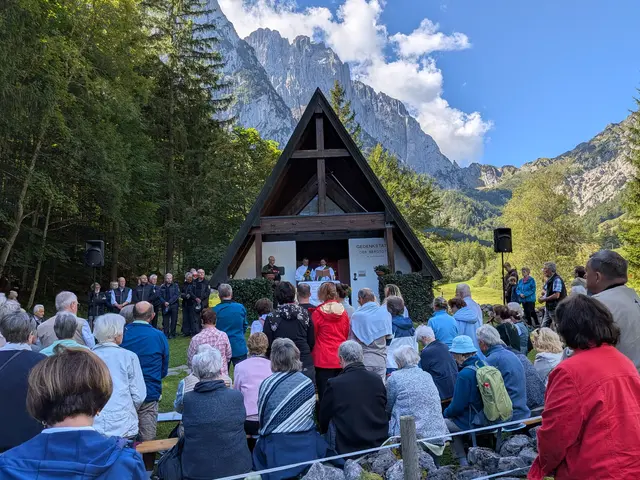 Vor der idyllisch gelegenen Bergwachtkapelle im Kaiserbachtal erlebten die Gläubigen eine stimmungsvolle Gedenkfeier für die Bergtoten im Wilden Kaiser 