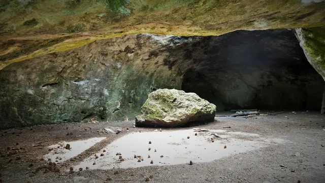 Wenn das Tageslicht durch diese Felsöffnung in die Höhle fällt! ...  | Foto: © Silvia Plischek
